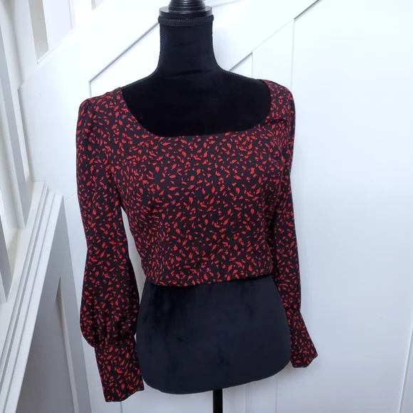 Black and Red Patterned Cropped Long Sleeve Blouse - Picture 2 of 6